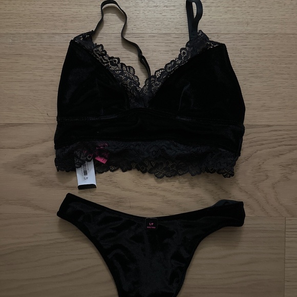 La Senza Black Lace Lingerie (set) - Picture 1 of 4